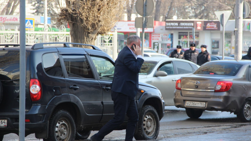 Чиновники и депутаты приехали на актив Саратова на Грантах и иномарках