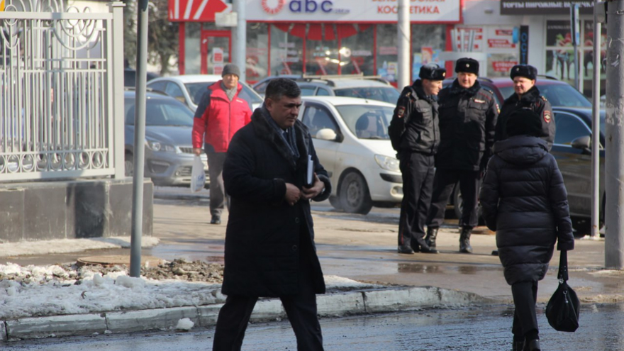 Чиновники и депутаты приехали на актив Саратова на Грантах и иномарках