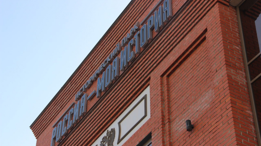 Чиновники и депутаты приехали на актив Саратова на Грантах и иномарках