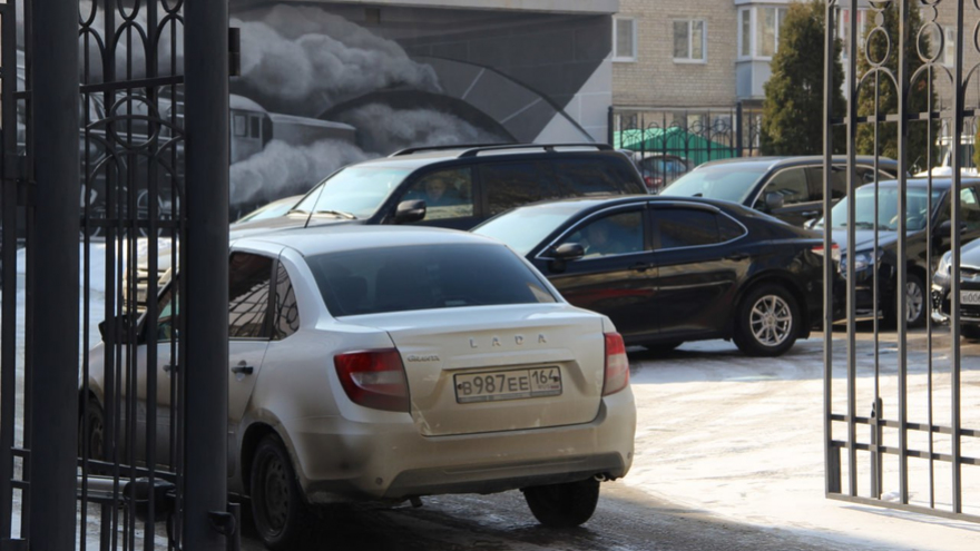 Чиновники и депутаты приехали на актив Саратова на Грантах и иномарках