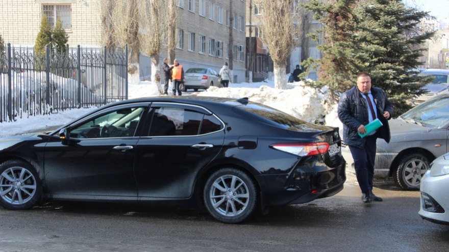 Чиновники и депутаты приехали на актив Саратова на Грантах и иномарках