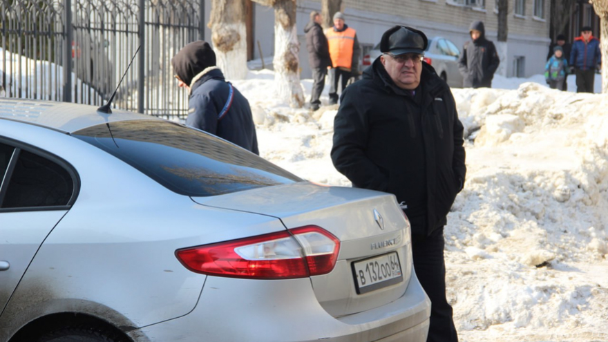 Чиновники и депутаты приехали на актив Саратова на Грантах и иномарках