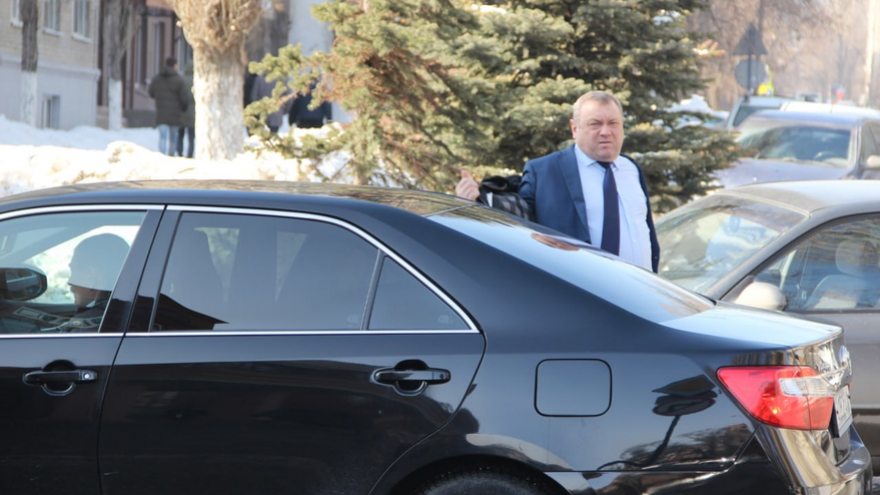 Чиновники и депутаты приехали на актив Саратова на Грантах и иномарках
