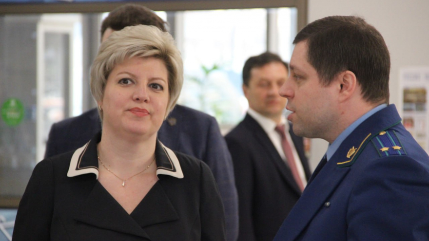 Чиновники и депутаты приехали на актив Саратова на Грантах и иномарках