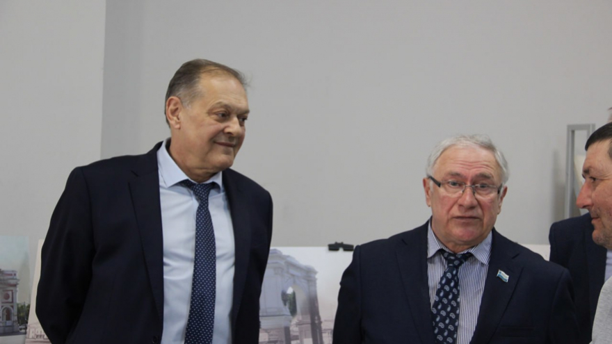 Чиновники и депутаты приехали на актив Саратова на Грантах и иномарках