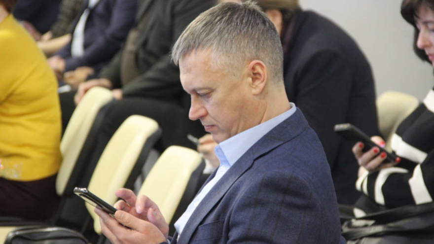 Чиновники и депутаты приехали на актив Саратова на Грантах и иномарках
