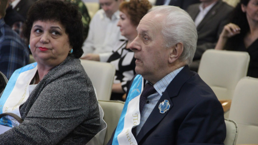 Чиновники и депутаты приехали на актив Саратова на Грантах и иномарках