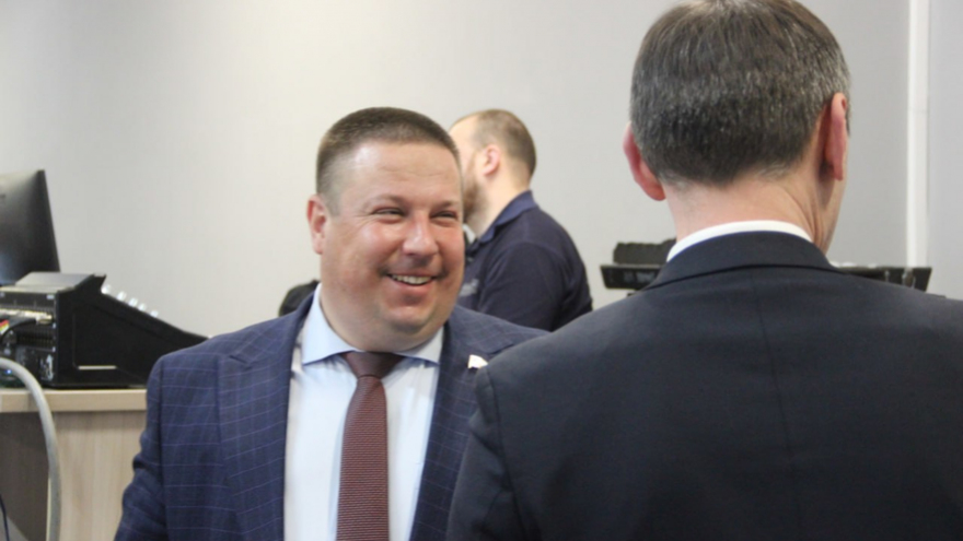 Чиновники и депутаты приехали на актив Саратова на Грантах и иномарках