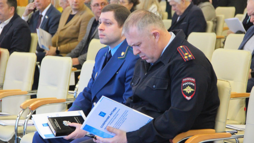 Чиновники и депутаты приехали на актив Саратова на Грантах и иномарках