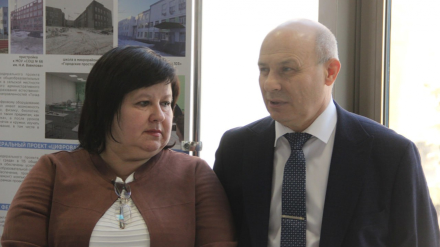Чиновники и депутаты приехали на актив Саратова на Грантах и иномарках
