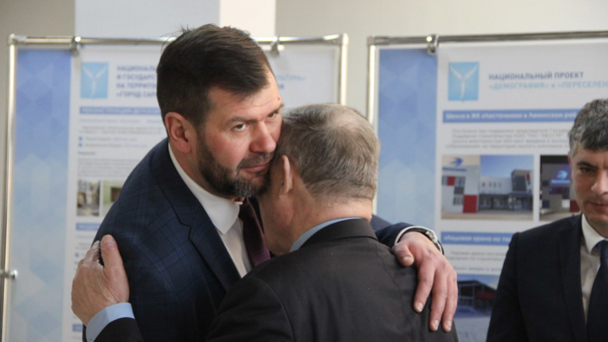 Чиновники и депутаты приехали на актив Саратова на Грантах и иномарках