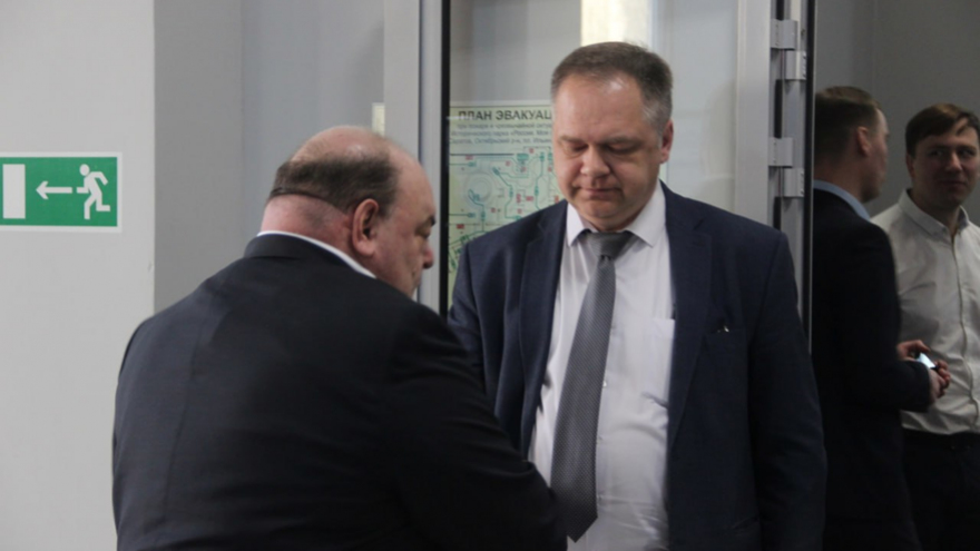 Чиновники и депутаты приехали на актив Саратова на Грантах и иномарках