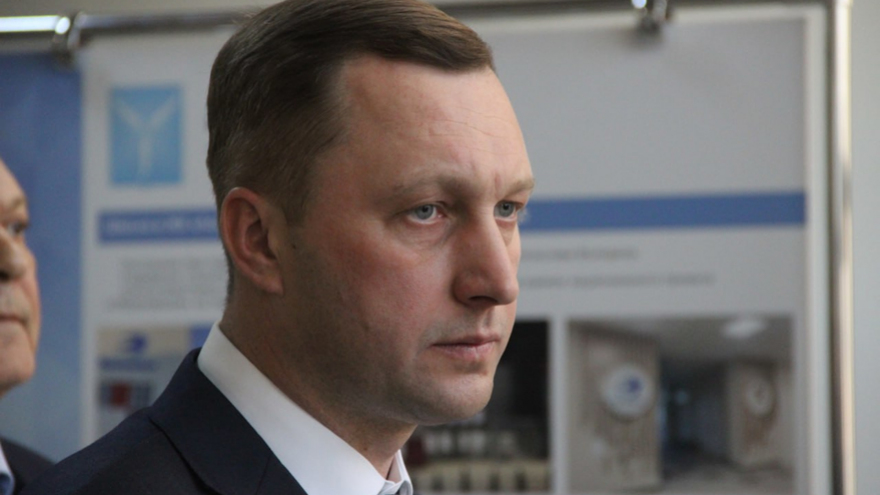 Чиновники и депутаты приехали на актив Саратова на Грантах и иномарках