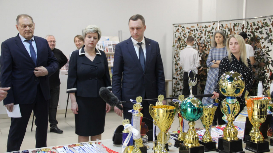 Чиновники и депутаты приехали на актив Саратова на Грантах и иномарках