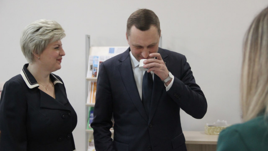 Чиновники и депутаты приехали на актив Саратова на Грантах и иномарках