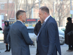 Чиновники и депутаты приехали на актив Саратова на Грантах и иномарках