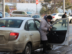 Чиновники и депутаты приехали на актив Саратова на Грантах и иномарках