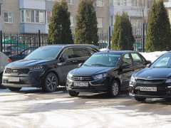 Чиновники и депутаты приехали на актив Саратова на Грантах и иномарках