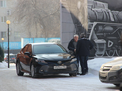 Чиновники и депутаты приехали на актив Саратова на Грантах и иномарках