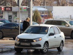 Чиновники и депутаты приехали на актив Саратова на Грантах и иномарках