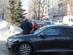 Чиновники и депутаты приехали на актив Саратова на Грантах и иномарках
