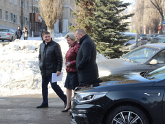 Чиновники и депутаты приехали на актив Саратова на Грантах и иномарках