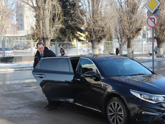 Чиновники и депутаты приехали на актив Саратова на Грантах и иномарках