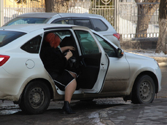 Чиновники и депутаты приехали на актив Саратова на Грантах и иномарках