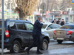 Чиновники и депутаты приехали на актив Саратова на Грантах и иномарках