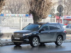 Чиновники и депутаты приехали на актив Саратова на Грантах и иномарках