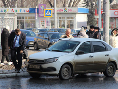 Чиновники и депутаты приехали на актив Саратова на Грантах и иномарках