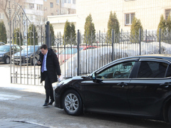 Чиновники и депутаты приехали на актив Саратова на Грантах и иномарках