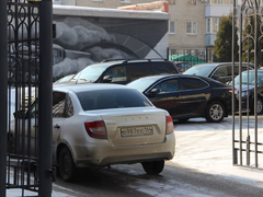 Чиновники и депутаты приехали на актив Саратова на Грантах и иномарках