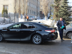 Чиновники и депутаты приехали на актив Саратова на Грантах и иномарках