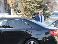 Чиновники и депутаты приехали на актив Саратова на Грантах и иномарках