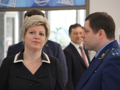 Чиновники и депутаты приехали на актив Саратова на Грантах и иномарках