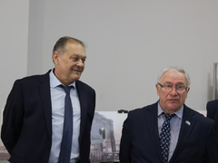 Чиновники и депутаты приехали на актив Саратова на Грантах и иномарках