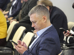 Чиновники и депутаты приехали на актив Саратова на Грантах и иномарках