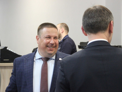 Чиновники и депутаты приехали на актив Саратова на Грантах и иномарках