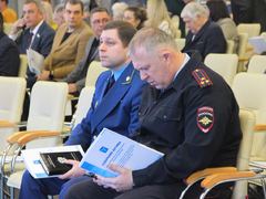 Чиновники и депутаты приехали на актив Саратова на Грантах и иномарках