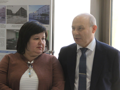 Чиновники и депутаты приехали на актив Саратова на Грантах и иномарках