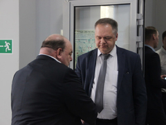Чиновники и депутаты приехали на актив Саратова на Грантах и иномарках