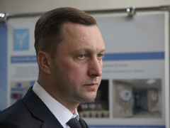 Чиновники и депутаты приехали на актив Саратова на Грантах и иномарках
