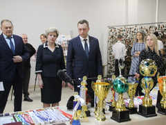 Чиновники и депутаты приехали на актив Саратова на Грантах и иномарках