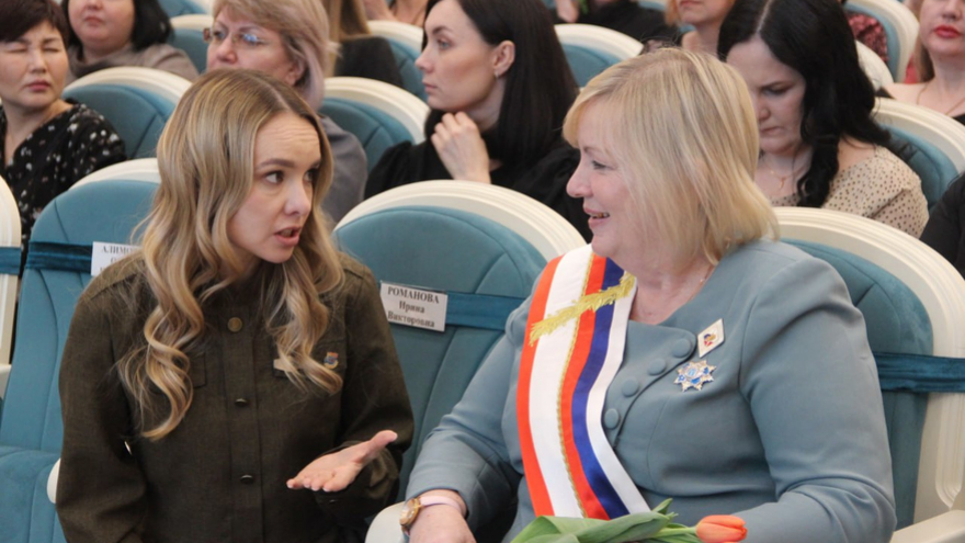 В Саратове женщинам торжественно вручили награды от Президента