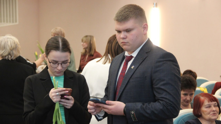 В Саратове женщинам торжественно вручили награды от Президента