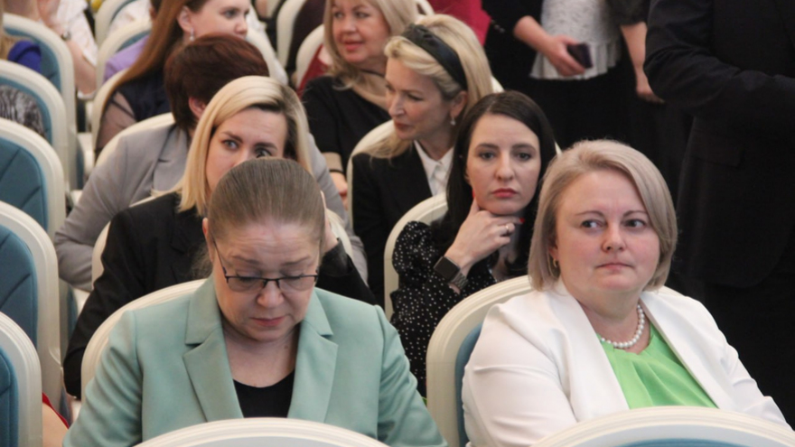 В Саратове женщинам торжественно вручили награды от Президента