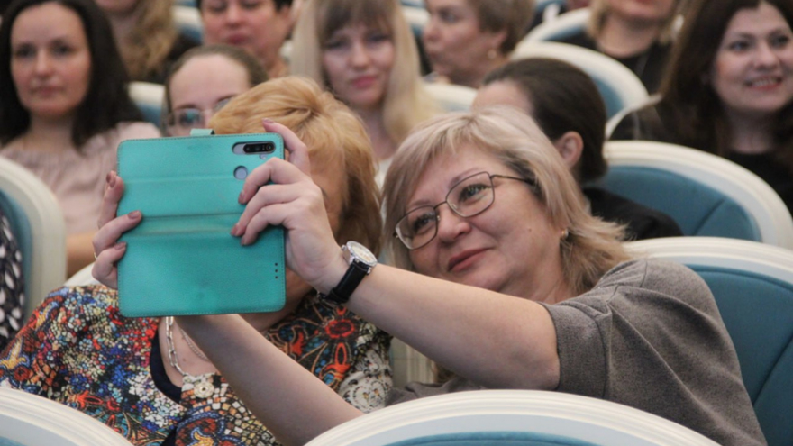 В Саратове женщинам торжественно вручили награды от Президента