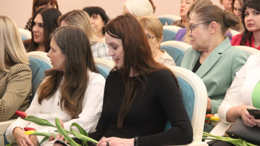 В Саратове женщинам торжественно вручили награды от Президента