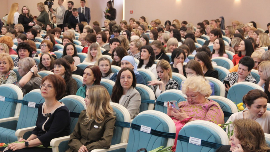 В Саратове женщинам торжественно вручили награды от Президента